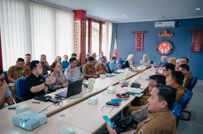 Ketua Dekranasda Provinsi Lampung, Purnama Wulan Sari Mirza saat memimpin rapat persiapan kegiatan Pameran Kerajinan Kriya Jemari yang direncanakan akan berlangsung pada tanggal 20 hingga 22  November 2025 || Foto: Dinas Kominfo dan Statistik Provinsi Lampung