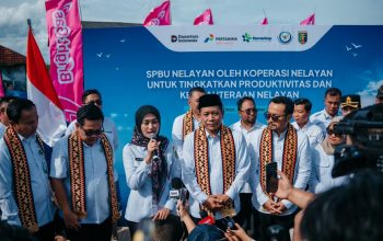 Wagub Lampung Jihan Nurlela mendampingi Menteri Koperasi RI, Ferry Juliantoro, melakukan peletakan batu pertama SPBUN milik KUD Bina Mina Sejahtera di Kecamatan Labuhan Maringgai, Kabupaten Lampung Timur || Foto: Adpim Pemprov Lampung