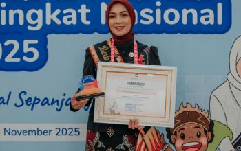 Bunda PAUD Provinsi Lampung, Purnama Wulan Sari Mirza (Batin Wulan), menerima penghargaan Bunda PAUD Provinsi Peduli PAUD dari Kementerian Pendidikan Dasar dan Menengah Republik Indonesia || Foto: Istimewa