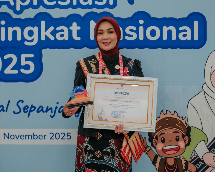 Bunda PAUD Provinsi Lampung, Purnama Wulan Sari Mirza (Batin Wulan), menerima penghargaan Bunda PAUD Provinsi Peduli PAUD dari Kementerian Pendidikan Dasar dan Menengah Republik Indonesia || Foto: Istimewa