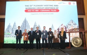 Plt. Kepala Badan Standardisasi Nasional (BSN), Y. Kristianto Widiwardono, saat menghadiri The 33rd Plenary Meeting and Working Group Meetings of ISO/TC 189 Ceramic Tiles di Yogyakarta || Foto: BSN