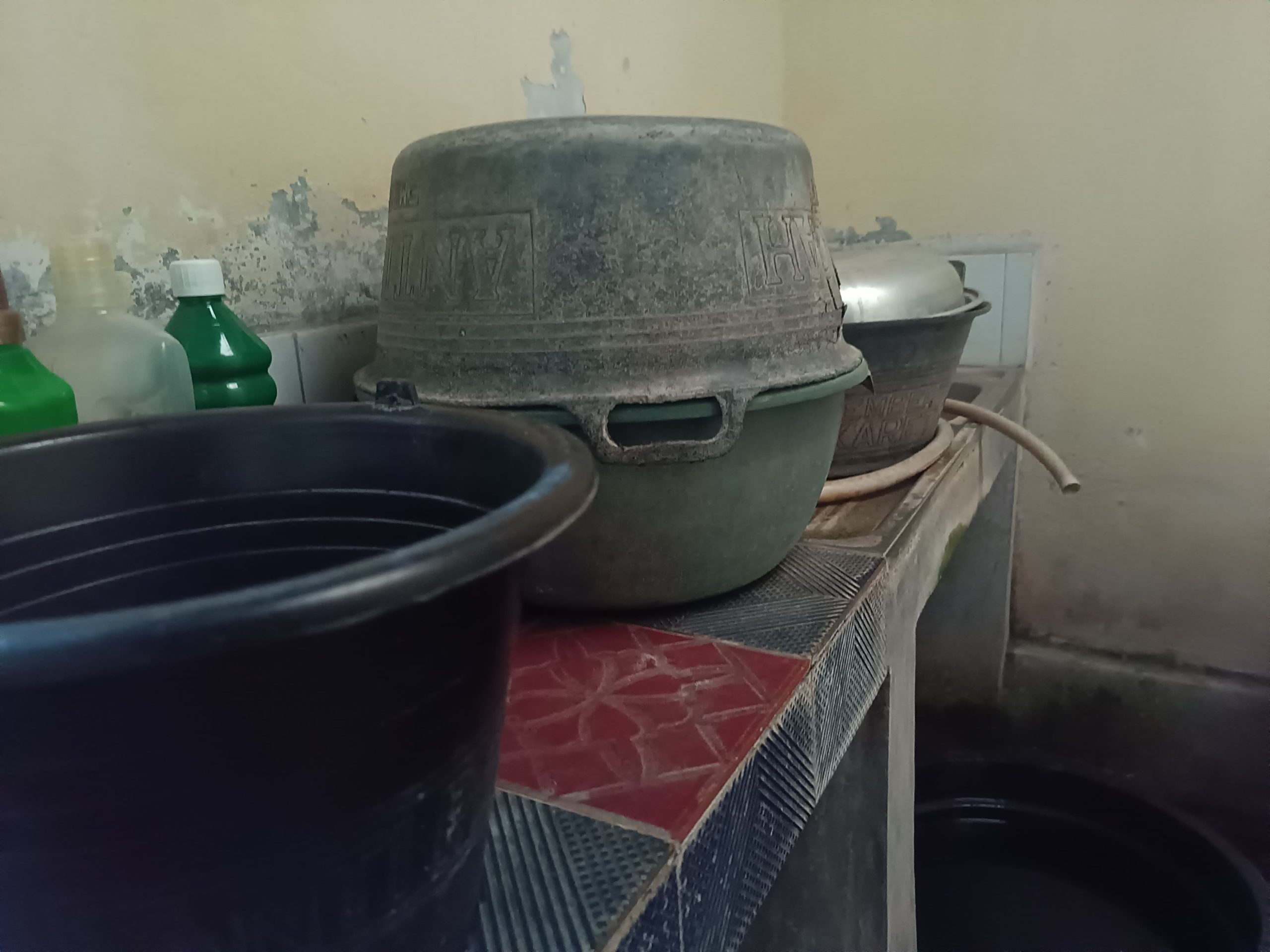 Menutup penampungan air salah satu pencegahan kembang biar nyamuk DBD || Foto: Ridho/5W1HINDONESIA.ID