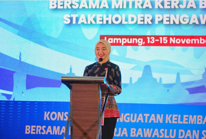Wagub Lampung, Jihan Nurlela saat menghadiri kegiatan Konsolidasi Penguatan Kelembagaan Bawaslu Bersama Mitra Kerja dan Stakeholder Pengawas Pemilu di Ballroom Hotel Emersia, Bandar Lampug || Foto: Dinas Kominfotik Provinsi Lampung