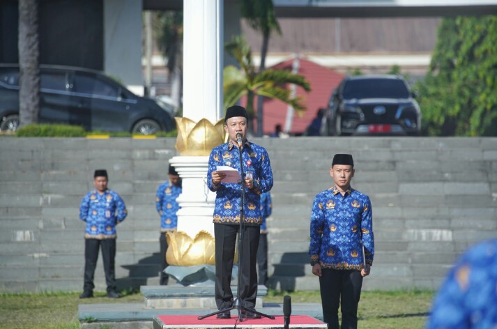 Sekdaprov Lampung, Marindo Kurniawan, pada Upacara Bulanan di Lingkungan Pemerintah Provinsi Lampung, di Lapangan KORPRI, Komplek Kantor Gubernur Lampung || Foto: Dinas Kominfotik Provinsi Lampung
