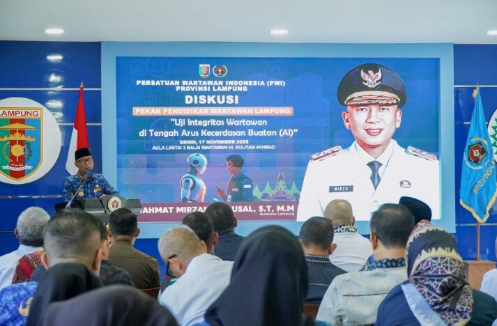 Gubernur Lampung, Rahmat Mirzani Djausal membuka Pekan Pendidikan Wartawan Lampung yang digelar di Aula Lantai 3 Balai Wartawan H. Solfian Akhmad, Kantor PWI Lampung || Foto: Dinas Kominfotik Provinsi Lampung