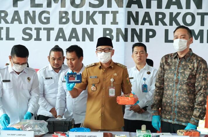 Pemprov Lampung bersama BNNP Lampung melakukan pemusnahkan barang bukti narkotika sebanyak 11.324,99 gram sabu, 870 gram ganja, serta 14 butir ekstasi hasil sitaan BNNP Lampung || Foto: Dinas Kominfotik Provinsi Lampung