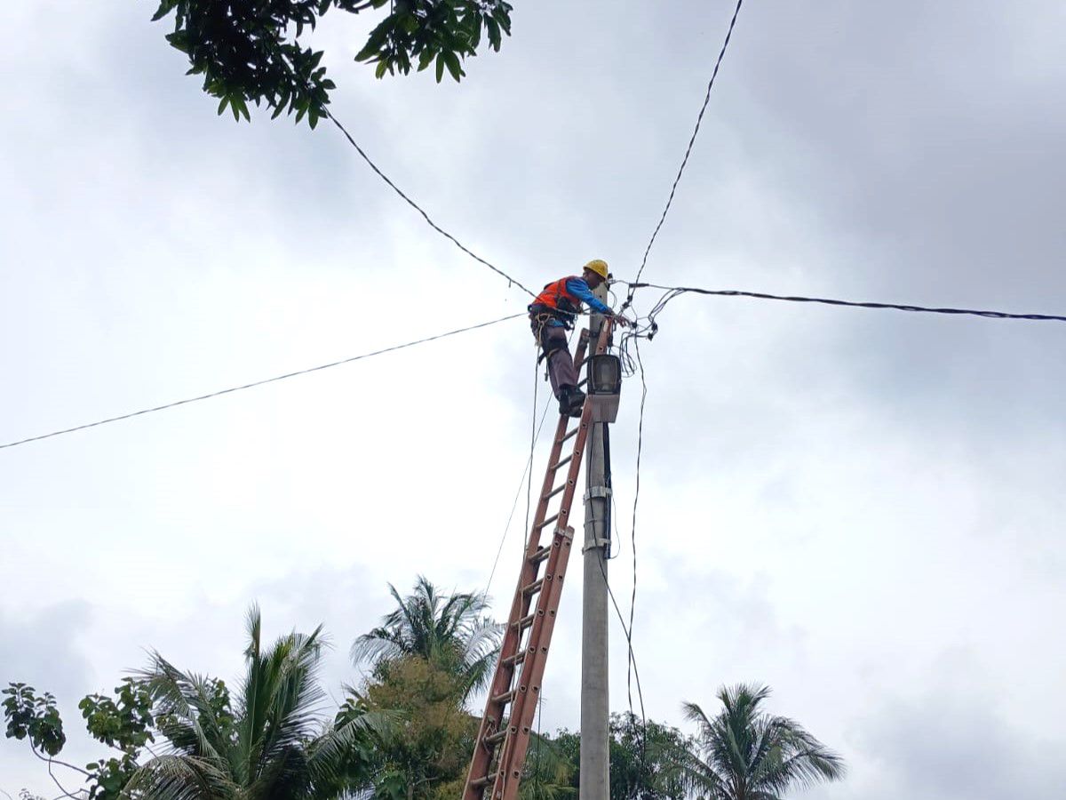 Potret Petugas Pelayanan Teknik (Yantek) memperbaiki sambungan kabel listrik rumah warga di Kecamatan Blambangan Pagar || Foto: PLN UP3 Kotabumi