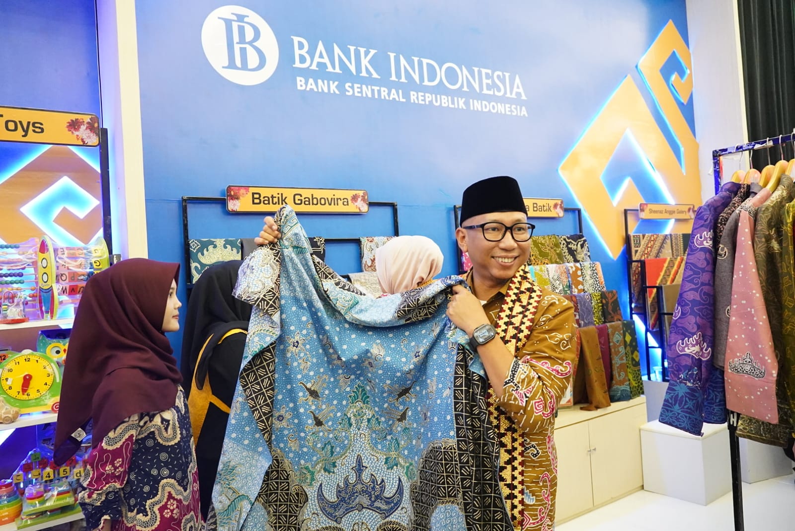 Gubernur Lampung Rahmat Mirzani Djausal membuka secara resmi Pameran Kriya Jemari Lampung 2025 di Graha Wangsa, Bandar Lampung || Foto: Dinas Kominfotik Provinsi Lampung