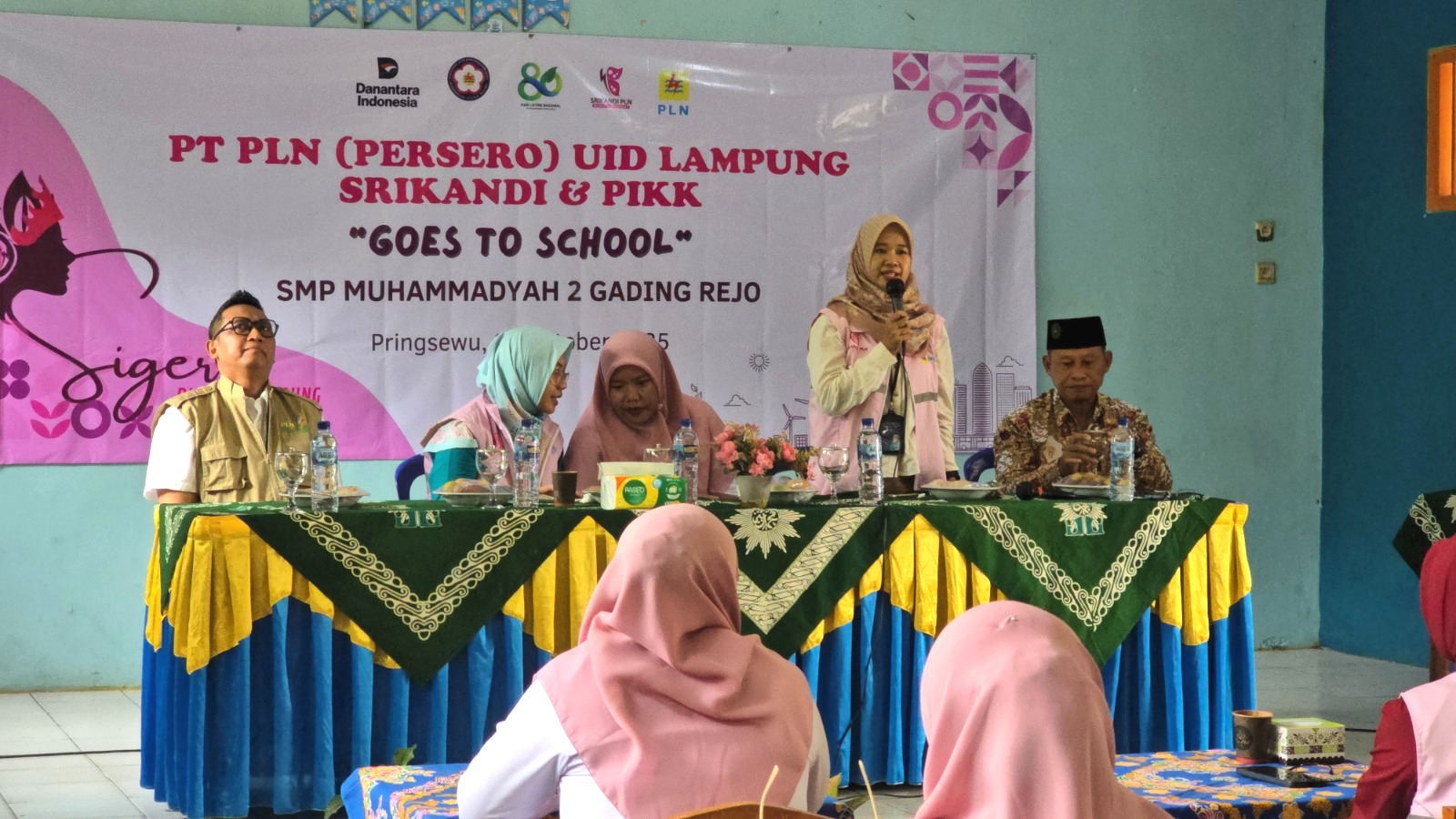 Ketua Srikandi PLN UID Lampung, Tarti Mudiani, memberikan pemaparan mengenai Pengarusutamaan Gender dan peran Srikandi PLN || Foto: PLN UID Lampung