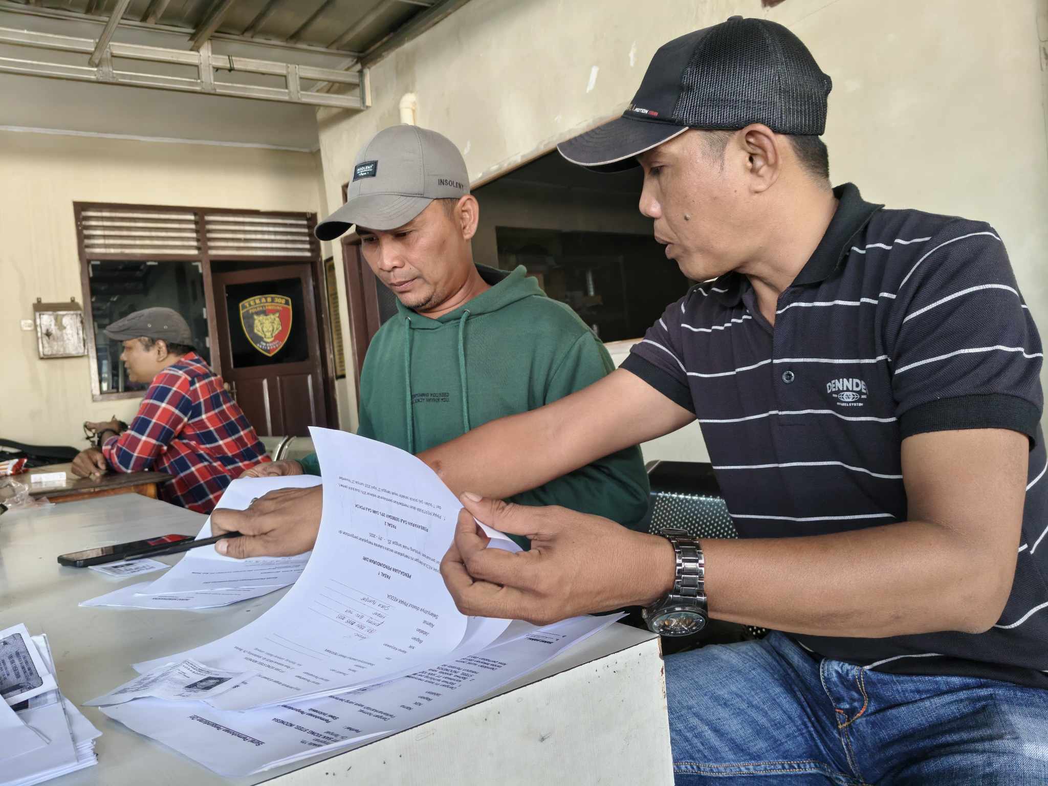 Sejumlah karyawan PT San Xiong Steel Indonesia tengah mengisi for paklaring di Polsek Katibung, Lampung Selatan || Foto: 5W1HINDONESIA.ID