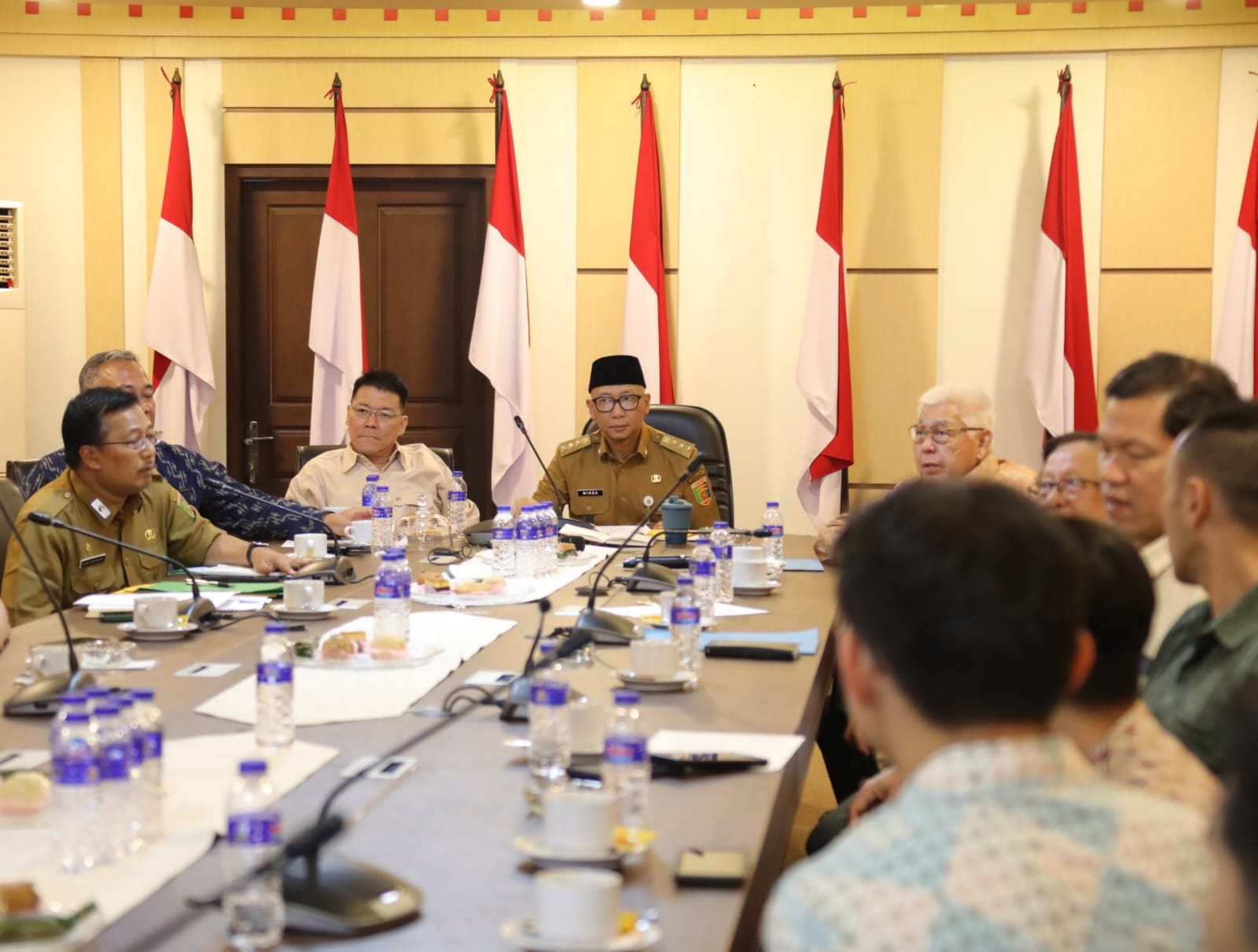 Semua pemilik pabrik tapioka menemui Gubernur Lampung, Rahmat Mirzani Djausal dan menyatakan akan kembali beroperasi mulai dengan harga pembelian sesuai yang diatur Pergub dan Keputusan Gubernur Lampung || Foto: Dinas Kominfotik Provinsi Lampung