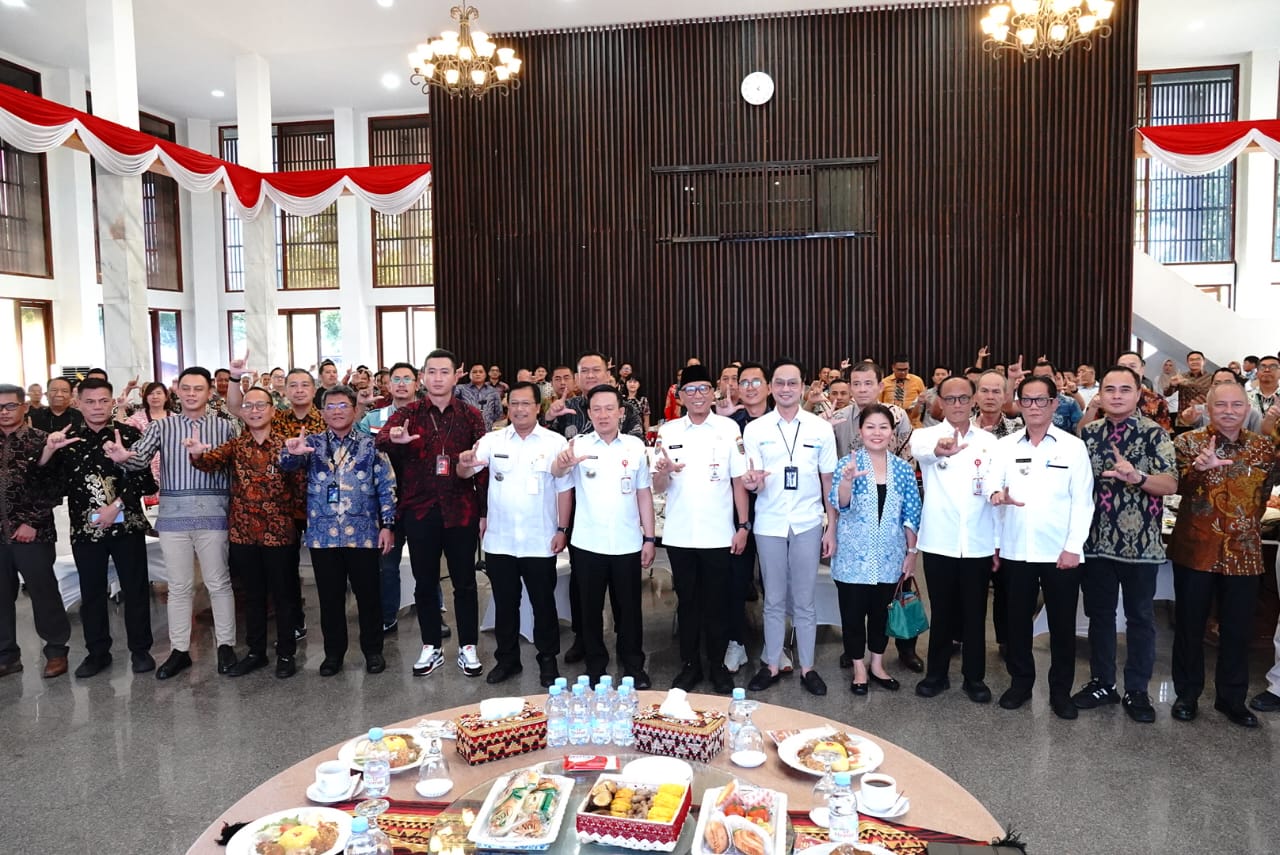 Gubernur Lampung Rahmat Mirzani Djausal bersama para pelaku usaha pada Rabu (26/11/2025) di Mahan Agung || Foto: Dinas Kominfotik Provinsi Lampung