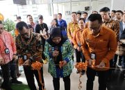 Walikota Eva Dwiana (tengah) memotong pita simbolis diresmikannya PST BPS Bandar Lampung || Foto: 5W1HINDONESIA.ID