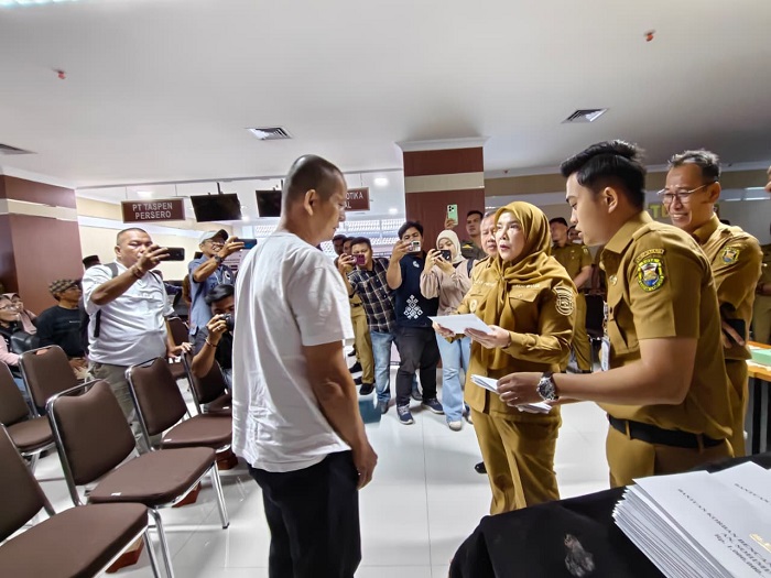 Walikota Eva Dwiana memberikan langsung bantuan sosial kepada penerima manfaat || Foto: 5W1HINDONESIA.ID