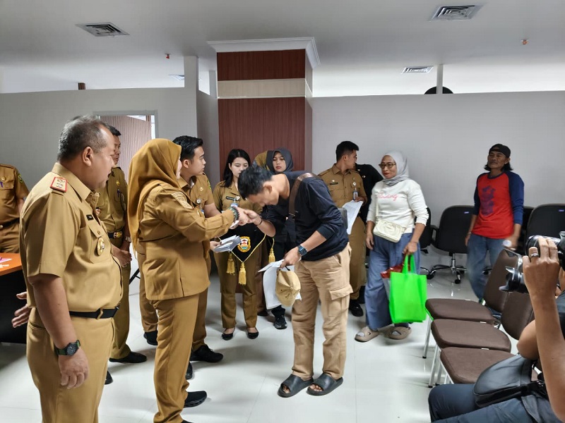 Walikota Eva Dwiana memberikan langsung bantuan sosial kepada penerima manfaat || Foto: 5W1HINDONESIA.ID
