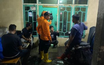BPBD Bandar Lampung bantu warga terdampak Banjir Rob untuk evakuasi || Foto: Dok. BPBD Bandar Lampung
