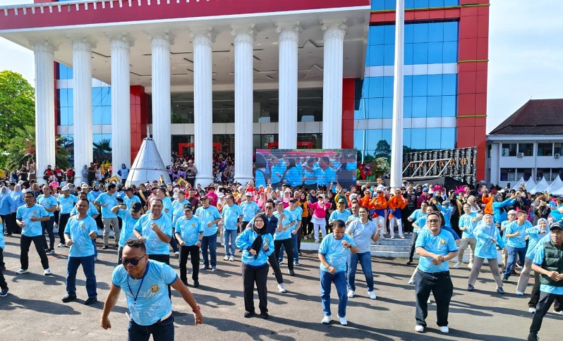 Walikota Eva Dwiana beserta kepala OPD membuka lomba senam kreasi Tabola-bale 2025 || Foto: 5W1HINDONESIA.ID