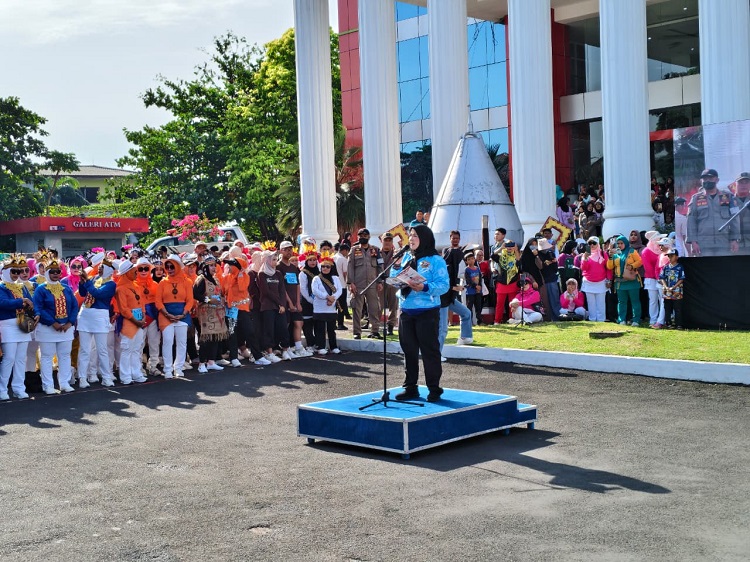 Walikota Eva Dwiana membuka kegiatan lomba senam kreasi Tabola-bale 2025 || Foto: 5W1HINDONESIA.ID
