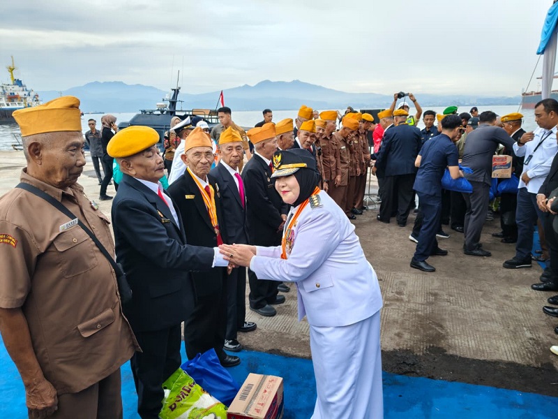 Walikoa Eva Dwiana bersama memberikan bantuan kepada pahlawan veteran usai melaksanakan upacara Hari Pahlawan di pelabuhan Panjang || Foto: 5W1HINDONESIA.ID