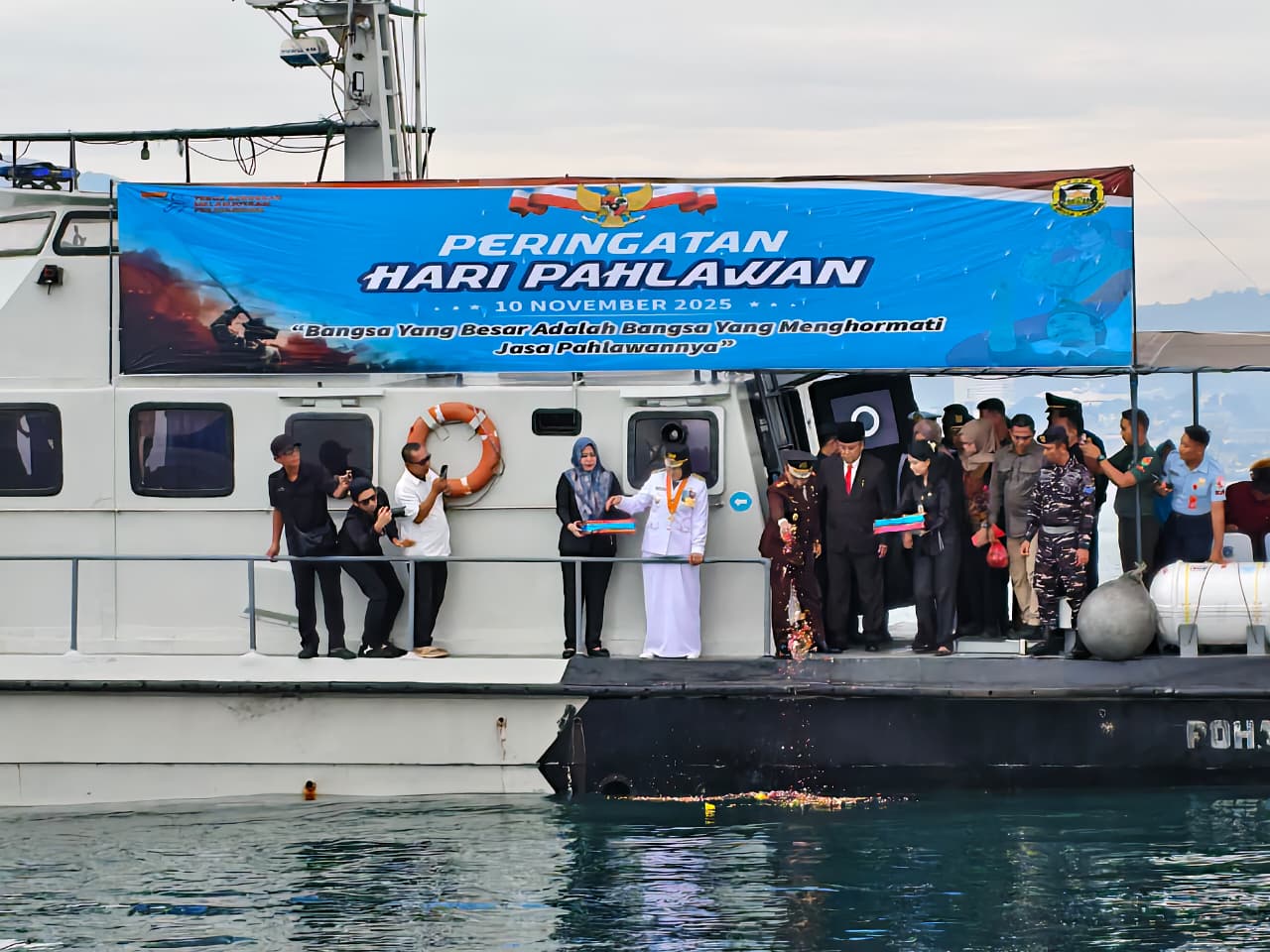 Walikota Eva Dwiana bersama Forkopimda melaksanakan tabur bunga di teluk Lampung || Foto: 5W1HINDONESIA.ID
