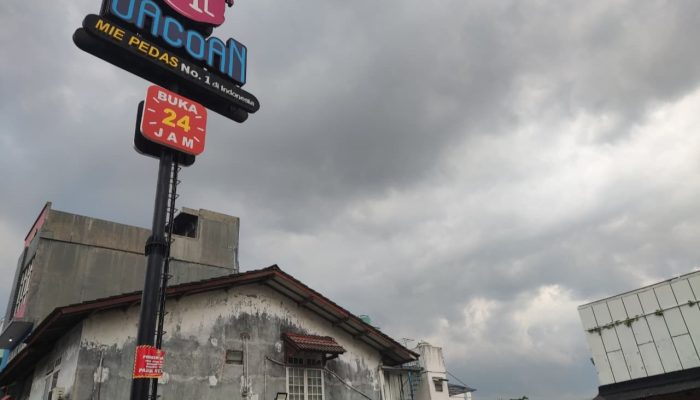Nunggak Pajak Reklame Rp30 Juta, Mie Gacoan Antasari di Stikerisasi Bapenda