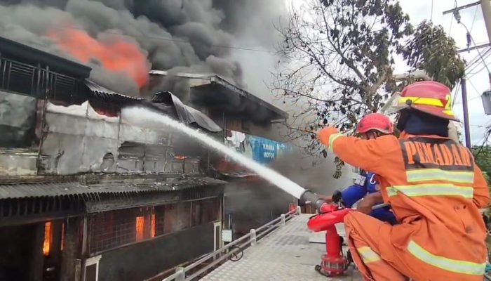 20 Unit Damkar Dikerahkan: Bengkel di Kemiling Ludes Terbakar dalam 4 Jam, Innova Hybrid Turut Hangus