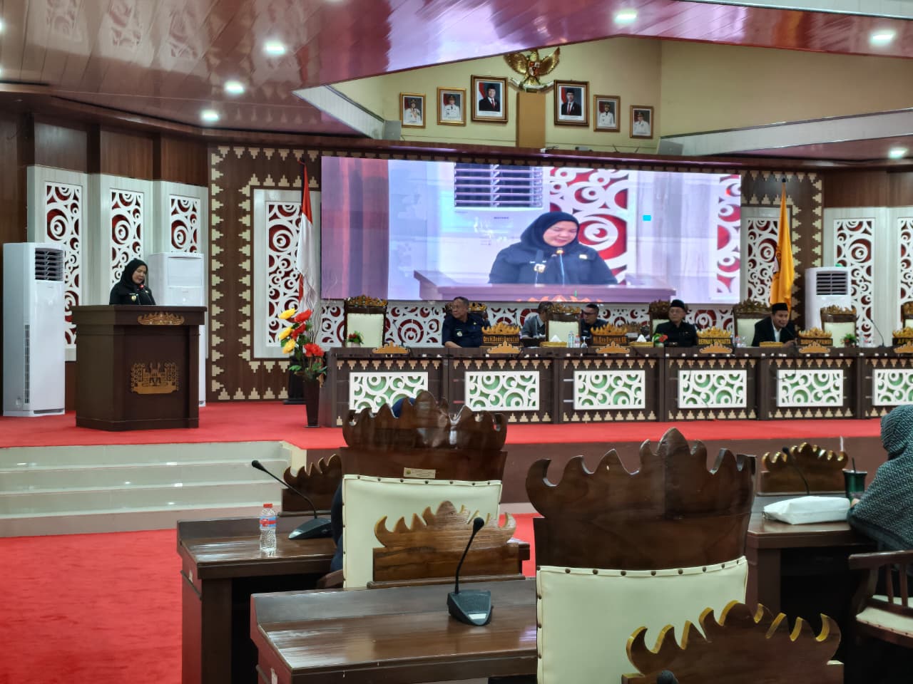 Walikota Eva Dwiana saat memberikan jawaban atas pandangan umum delapan fraksi DPRD dalam Sidang Paripurna Pembicaraan Tingkat I Raperda APBD Tahun Anggaran 2026 di Gedung DPRD || Foto: Ridho/5W1HINDONESIA.ID
