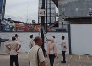 Petugas Bapenda pasang stiker di reklame Mie Gacoan || Foto: Dok. Bapenda