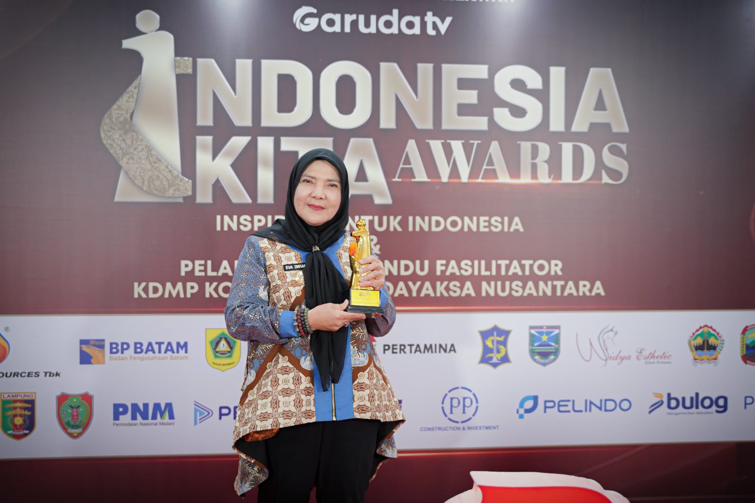 Walikota Eva Dwiana saat menerima penghargaan dari Garuda TV di Jakarta || Foto: Dok. Prokopim Pemkot Bandar Lampung