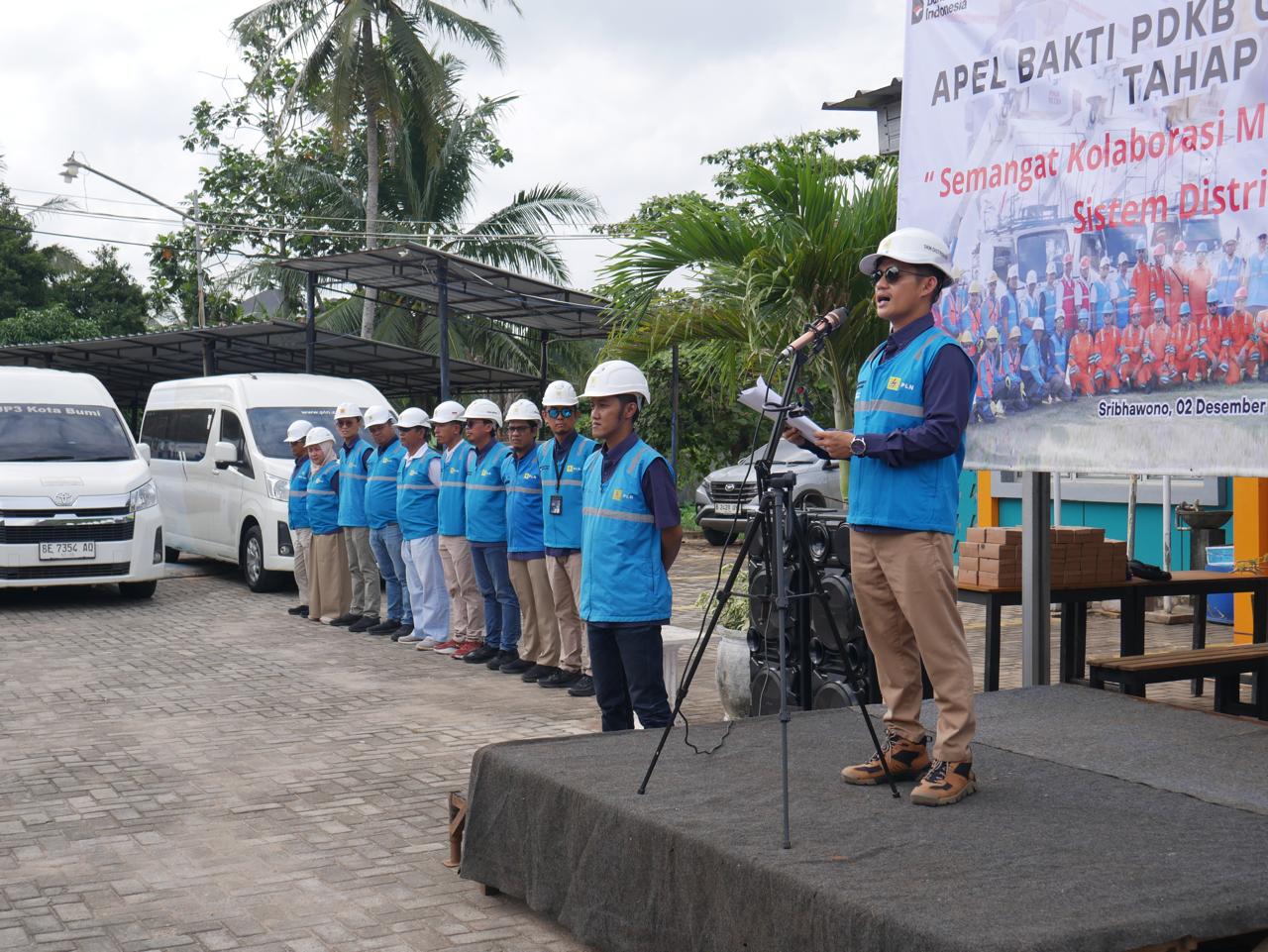 Tim gabungan PDKB dari UP3 Tanjung Karang, Metro, dan Kotabumi mengikuti apel kesiapan sebelum melaksanakan Bakti PDKB di Sribhawono untuk memastikan pekerjaan berjalan aman dan andal || Foto: PLN UP3 Metro