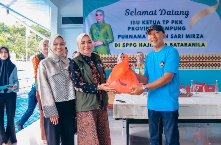 Ketua TP. PKK Provinsi Lampung, Purnama Wulan Sari, meresmikan Dapur Makan Bergizi Gratis (MBG) Satuan Pelayanan Pemenuhan Gizi (SPPG) Hajimena, Batarannila || Foto: Dinas Kominfotik Provinsi Lampung