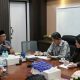 Gubernur Lampung, Rahmat Mirzani Djausal menerima Senior Executive Director Japan Association for Construction (JAC) Yugo Okamoto dalam pertemuan resmi di ruang kerjanya, Kamis (4/12/2025) || Foto: Dinas Kominfotik Provinsi Lampung