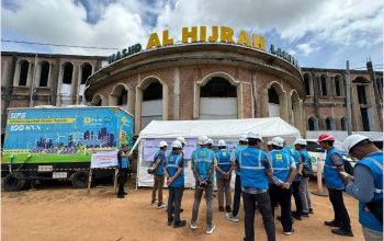 Tim PLN UID Lampung melakukan monitoring sistem kelistrikan melalui posko siaga selama pelaksanaan acara. Pengawasan dilakukan secara real time untuk memastikan pasokan listrik berjalan optimal tanpa gangguan || Foto: PLN UID Lampung