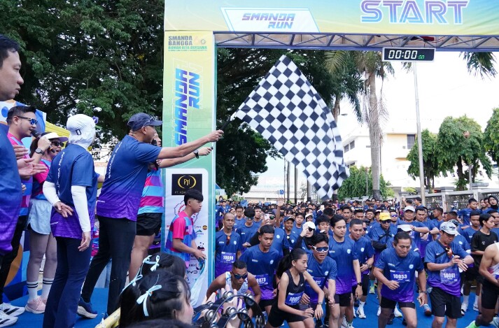 Gubernur Lampung, Rahmat Mirzani Djausal melepas ribuan peserta Smanda Fun Run Tahun 2025 yang digelar di halaman kantor Gubernur || Foto: Dinas Kominfotik Provinsi Lampung