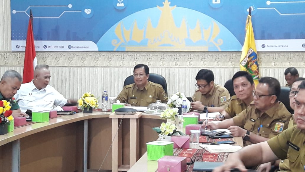 Staf Ahli Gubernur bidang Ekonomi, Keuangan, dan Pembangunan Bani Ispriyanto mengikuti Rakor Pengendalian Inflasi Daerah secara daring, di Ruang Command Center Lt. II Dinas Kominfotik Provinsi Lampung || Foto: Dinas Kominfotik Provinsi Lampung
