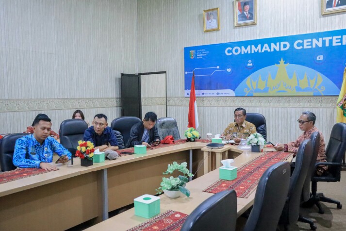 Kepala Dinas Kominfotik Provinsi Lampung, Ganjar Jationo, mengikuti rapat koordinasi penanganan informasi kebencanaan yang digelar Badan Komunikasi Pemerintah (Bakom) Republik Indonesia secara daring di Ruang Command Center Lantai 2 Dinas Kominfotik Provinsi Lampung || Foto: Dinas Kominfotik Provinsi Lampung