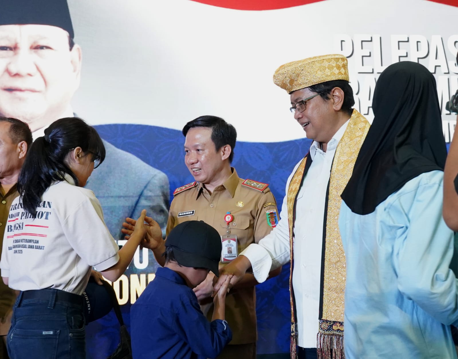 Pemprov Lampung mendampingi Kementerian Transmigrasi melepas 45 kepala keluarga (KK) atau 172 jiwa calon transmigran Tahun 2025 dalam prosesi resmi di Balai Keratun, Kantor Gubernur Lampung || Foto: Dinas Kominfotik Provinsi Lampung