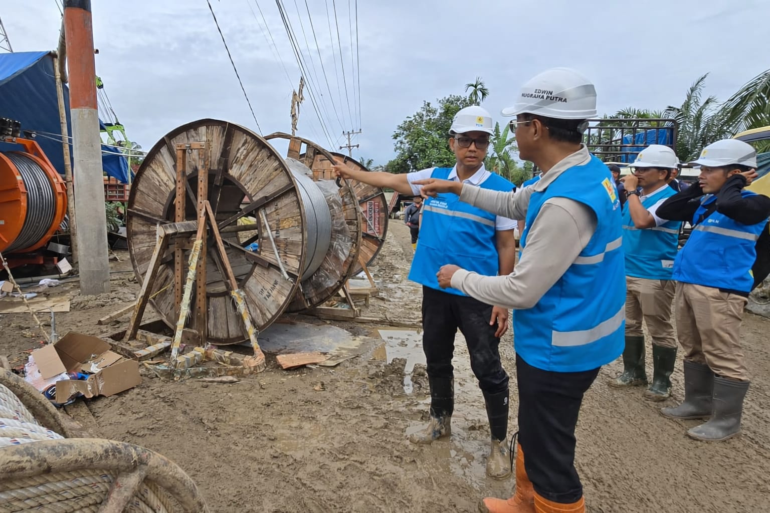 Direktur Utama PLN, Darmawan Prasodjo (kiri), Direktur Transmisi dan Perencanaan Sistem PLN, Edwin Nugraha Putra (kedua dari kiri) dan para petugas PLN ketika menyelesaikan pemasangan kabel di titik tower 142 pada jaringan transmisi Pangkalan Brandan - Langsa di Aceh Tamiang || Foto: PLN