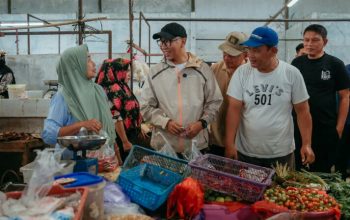 Gubernur Lampung Mirza secara langsung berdialog dengan para pedagang dan pembeli untuk menyerap kondisi riil pergerakan harga kebutuhan pokok di Pasar Way Batu, Kabupaten Pesisir Barat || Foto: