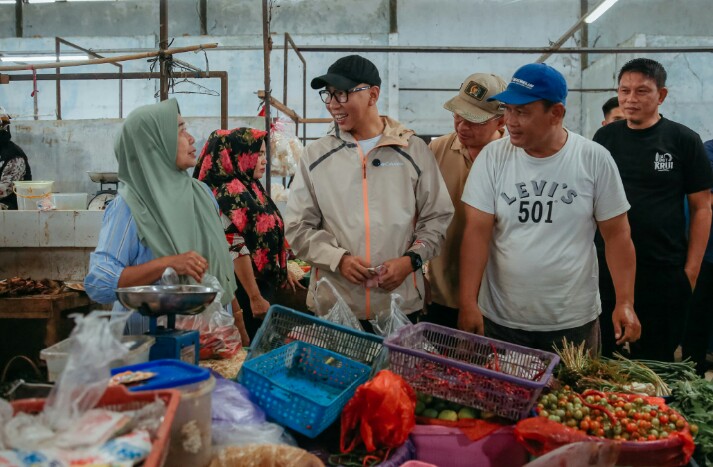Gubernur Lampung Mirza secara langsung berdialog dengan para pedagang dan pembeli untuk menyerap kondisi riil pergerakan harga kebutuhan pokok di Pasar Way Batu, Kabupaten Pesisir Barat || Foto: