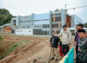 Gubernur Lampung Rahmat Mirzani meninjau progress pembangunan Rumah Sakit Umum Daerah (RSUD) KH. Muhammad Thohir, Pesisir Barat || Foto: Adpim Pemprov Lampung