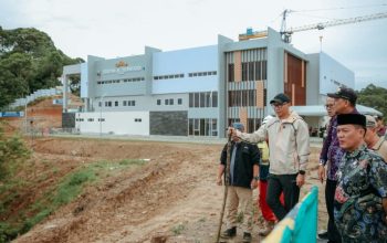 Gubernur Lampung Rahmat Mirzani meninjau progress pembangunan Rumah Sakit Umum Daerah (RSUD) KH. Muhammad Thohir, Pesisir Barat || Foto: Adpim Pemprov Lampung