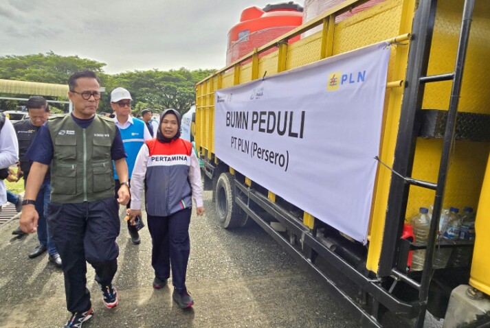 COO Danantara sekaligus Kepala BP BUMN, Dony Oskaria meninjau bantuan truk toren air yang diberikan oleh PLN dalam agenda BUMN Peduli || Foto: PLN
