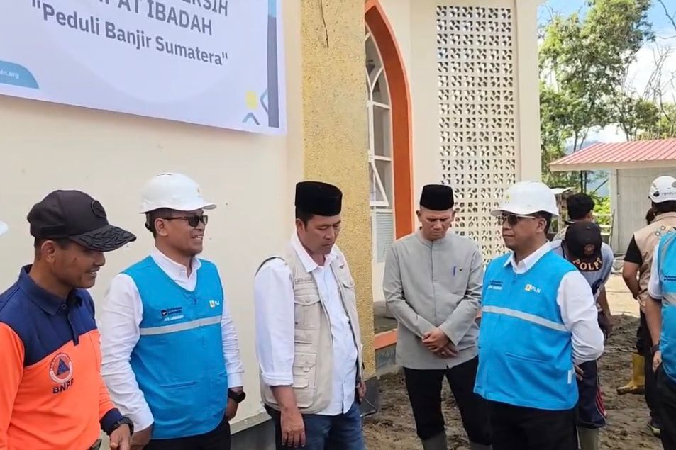 Direktur Manajemen Proyek dan Energi Baru Terbarukan (EBT) PLN, Suroso Isnandar (kanan) dan Direktur Manajemen Risiko, Adi Lumakso (kedua dari kiri) saat berdiskusi dengan pengurus masjid dan tim Badan Nasional Penanggulangan Bencana di Masjid Baitul Quddus Mendale, Aceh Tengah untuk mendukung upaya pemulihan sarana ibadah || Foto: PLN