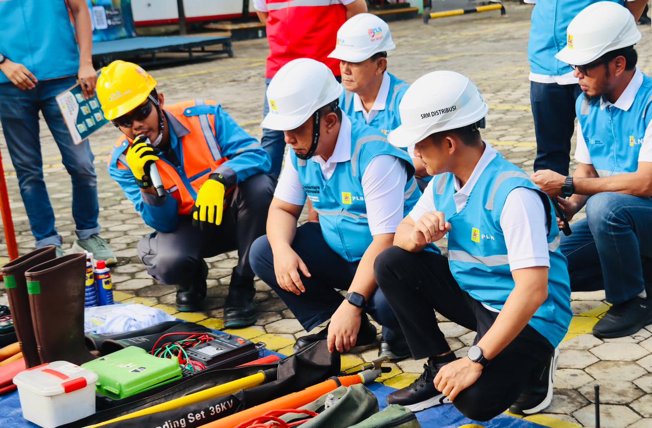 General Manager PLN UID Lampung, Rizky Mochamad, melakukan pengecekan langsung kesiapan personel serta kelengkapan peralatan pendukung untuk memastikan keandalan layanan kelistrikan selama periode siaga Natal 2025 dan Tahun Baru 2026 || Foto: PLN UID Lampung