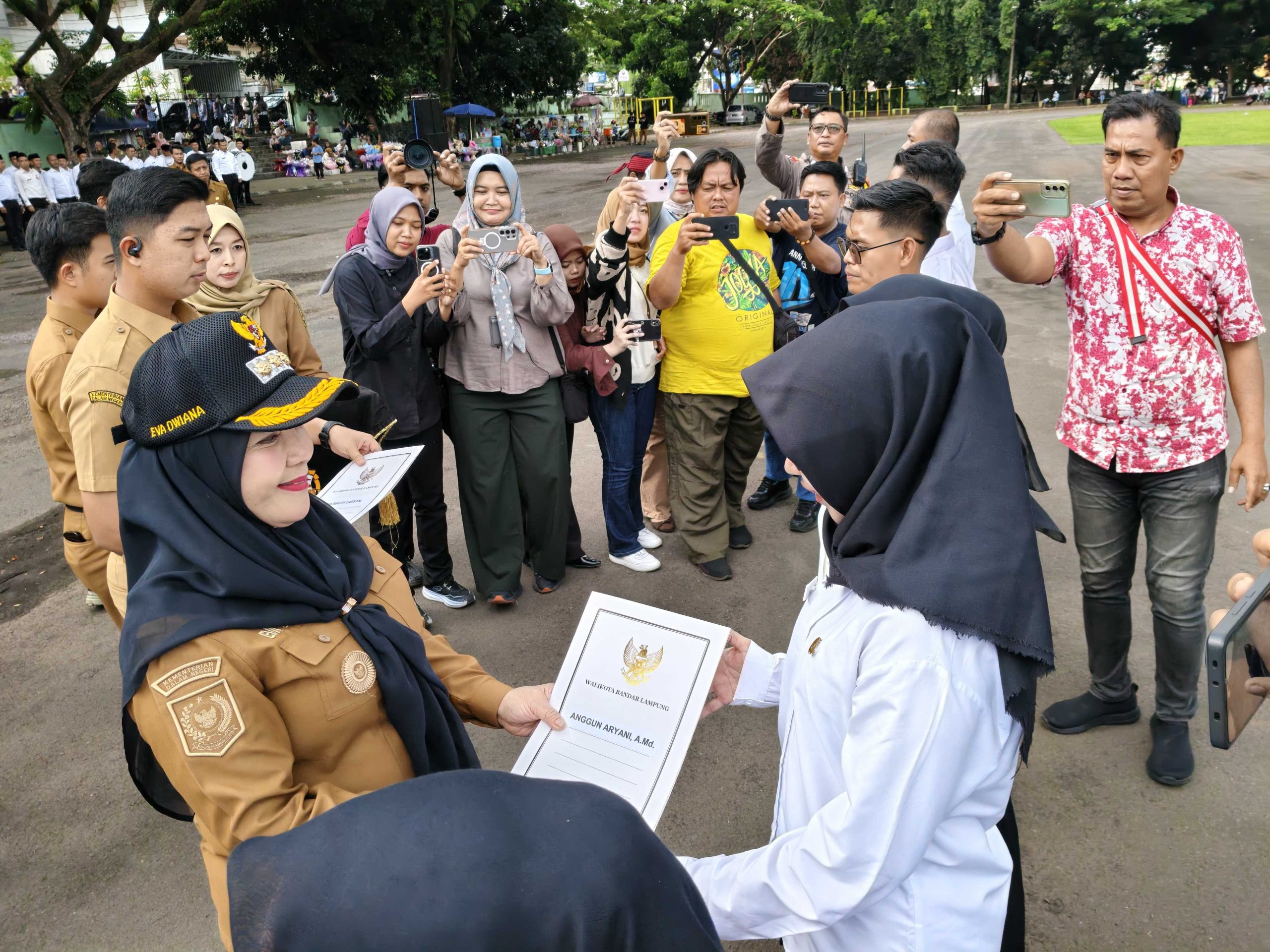 Walikota Eva Dwiana menyerahkan 5.800 SK PPPK secara simbolis di Lapangan Saburai || Foto: Ridho/5W1HINDONESIA.ID