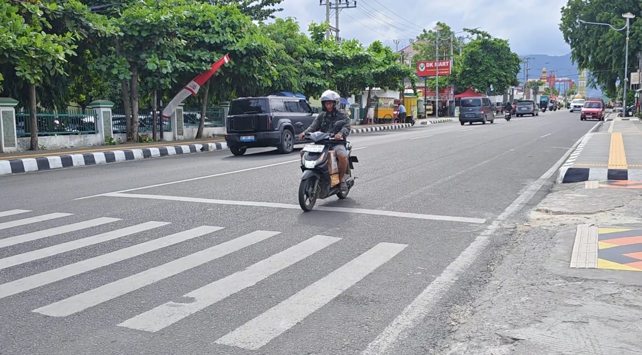 Pengendara sepeda motor melintasi ruas jalan Diponegoro || Foto: Ridho/5W1HINDONESIA.ID
