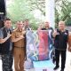 Sekertaris Daerah Kota Bandar Lampung, Iwan Gunawan bersama sejumlah kepala OPD menyerahkan langsung bantuan kepada pemerintah setempat untuk di distribusikan kepada warga terdampak bencana longsor dan banjir || Foto: Dok. Komdigi Bandar Lampung