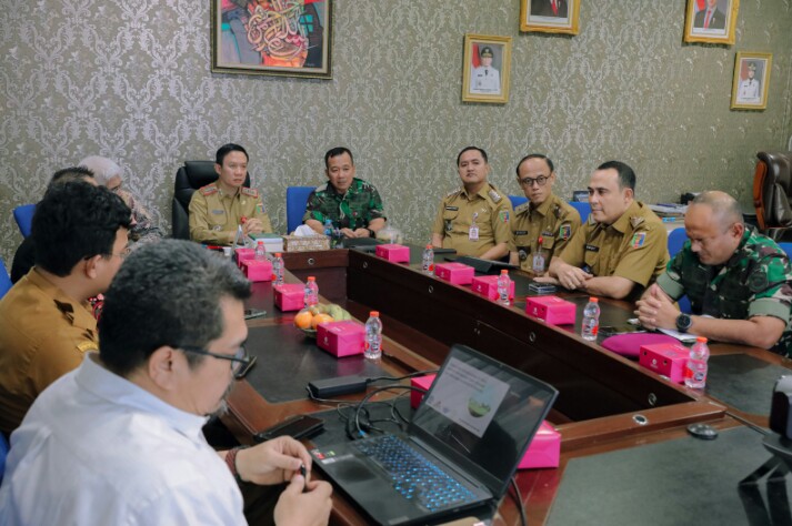 Sekdaprov Lampung Marindo Kurniawan saat menerima Komandan Brigif 4 Marinir Lampung dan jajaran Fakultas Teknik Universitas Lampung (Unila), di Ruang Kerja Sekda, Kantor Gubernur || Foto: Adpim Pemprov Lampung
