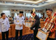 Gubernur Lampung Rahmat Mirzani Djausal menutup rangkaian kegiatan kecerdasan buatan (artificial intellegence) AI Ideathon 2025 Lampung bertema "Desaku Maju" sekaligus menyerahkan penghargaan kepada para peserta terbaik || Foto: Adpim Pemprov Lampung